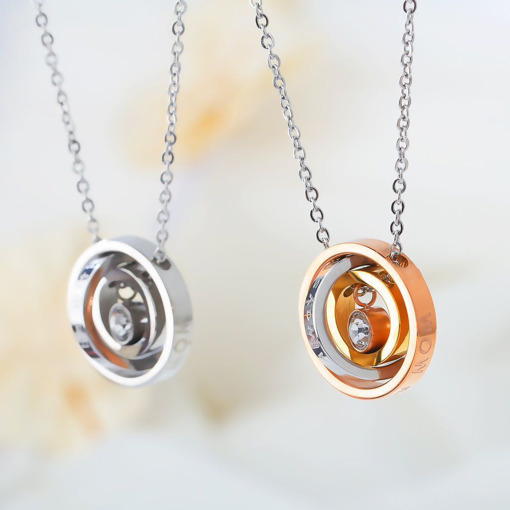 NEHZUS Pendentif à fermoir à trois anneaux tricolore à la mode et simple pour hommes et femmes en acier au titane avec collier de couple personnalisé en diamant