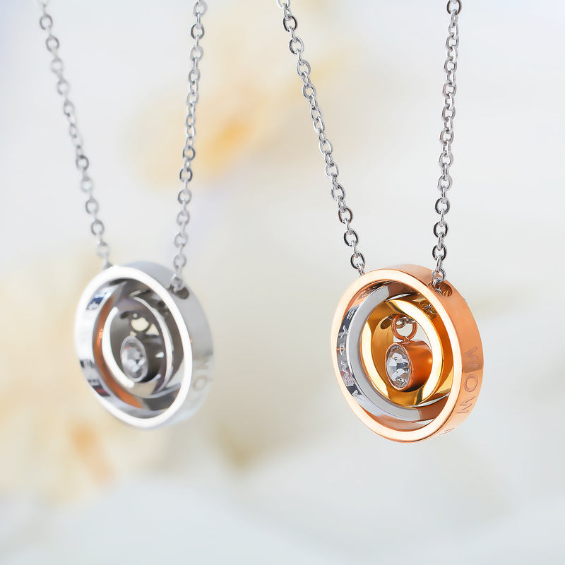 NEHZUS Pendentif à fermoir à trois anneaux tricolore à la mode et simple pour hommes et femmes en acier au titane avec collier de couple personnalisé en diamant