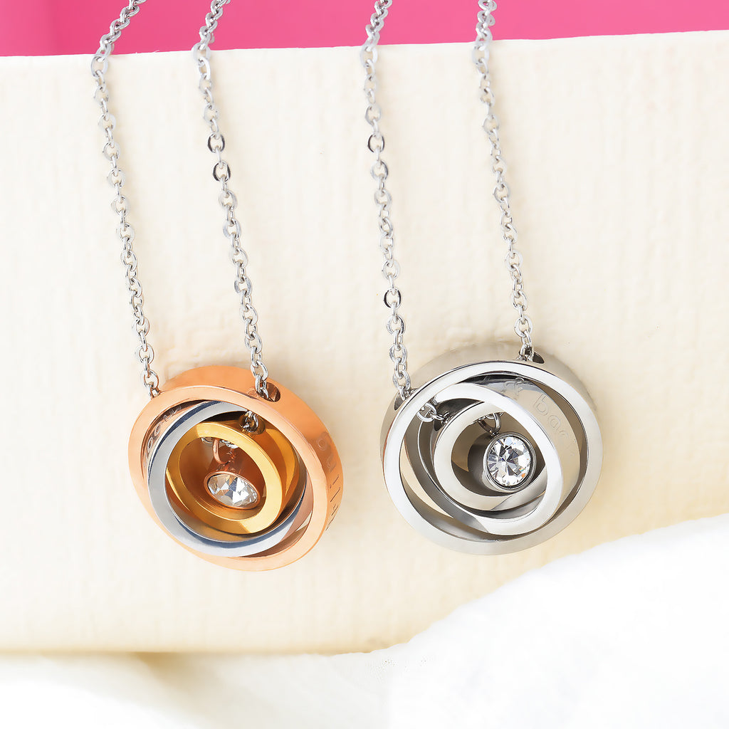 NEHZUS Pendentif à fermoir à trois anneaux tricolore à la mode et simple pour hommes et femmes en acier au titane avec collier de couple personnalisé en diamant