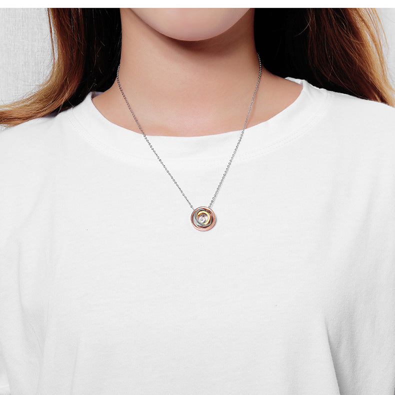 NEHZUS Pendentif à fermoir à trois anneaux tricolore à la mode et simple pour hommes et femmes en acier au titane avec collier de couple personnalisé en diamant