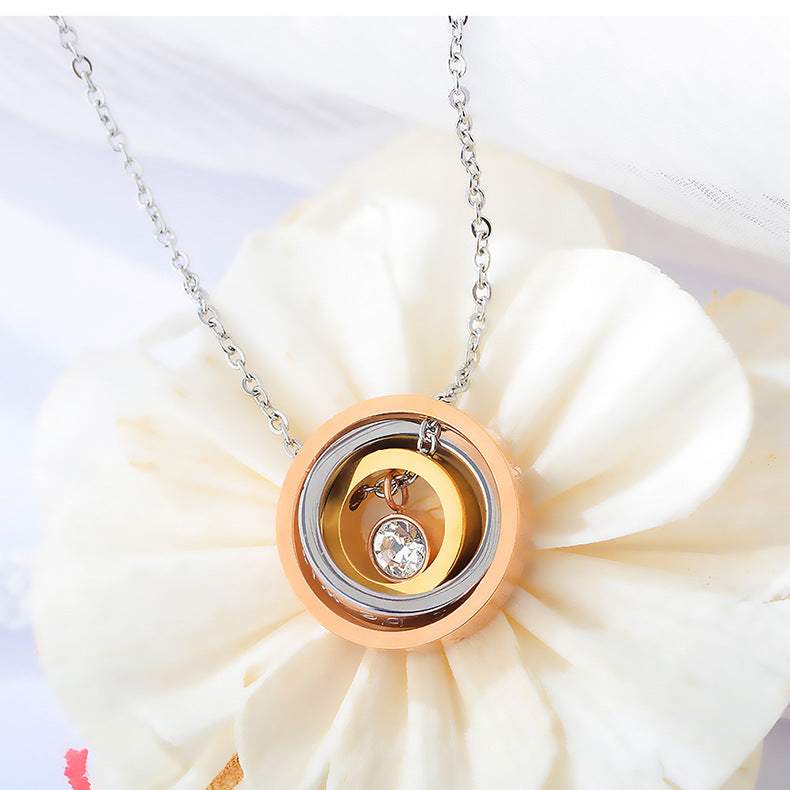 NEHZUS Pendentif à fermoir à trois anneaux tricolore à la mode et simple pour hommes et femmes en acier au titane avec collier de couple personnalisé en diamant