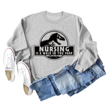 Nursing Is A Walk In The Park Langarm-Sweatshirt mit Rundhalsausschnitt, Dinosaurier-Print