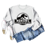 Nursing Is A Walk In The Park Langarm-Sweatshirt mit Rundhalsausschnitt, Dinosaurier-Print