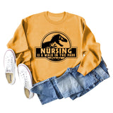 Nursing Is A Walk In The Park Langarm-Sweatshirt mit Rundhalsausschnitt, Dinosaurier-Print
