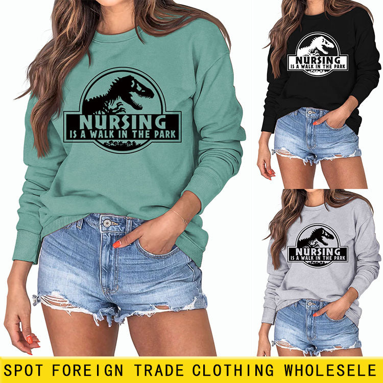 Nursing Is A Walk In The Park Langarm-Sweatshirt mit Rundhalsausschnitt, Dinosaurier-Print