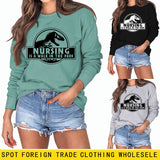 Nursing Is A Walk In The Park Langarm-Sweatshirt mit Rundhalsausschnitt, Dinosaurier-Print