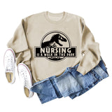 Nursing Is A Walk In The Park Langarm-Sweatshirt mit Rundhalsausschnitt, Dinosaurier-Print
