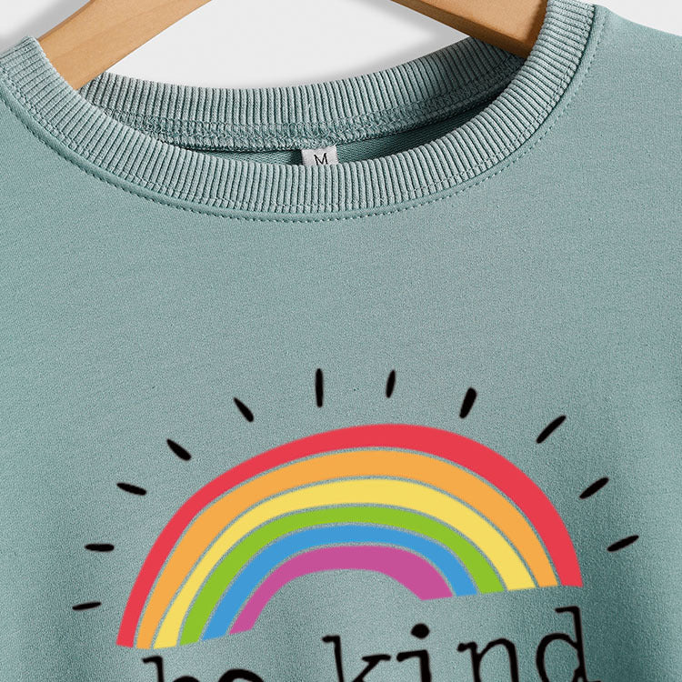 Be Kind Regenbogen Buchstaben Lockerer Herbst und Winter Rundhals Langarm Herz Pullover