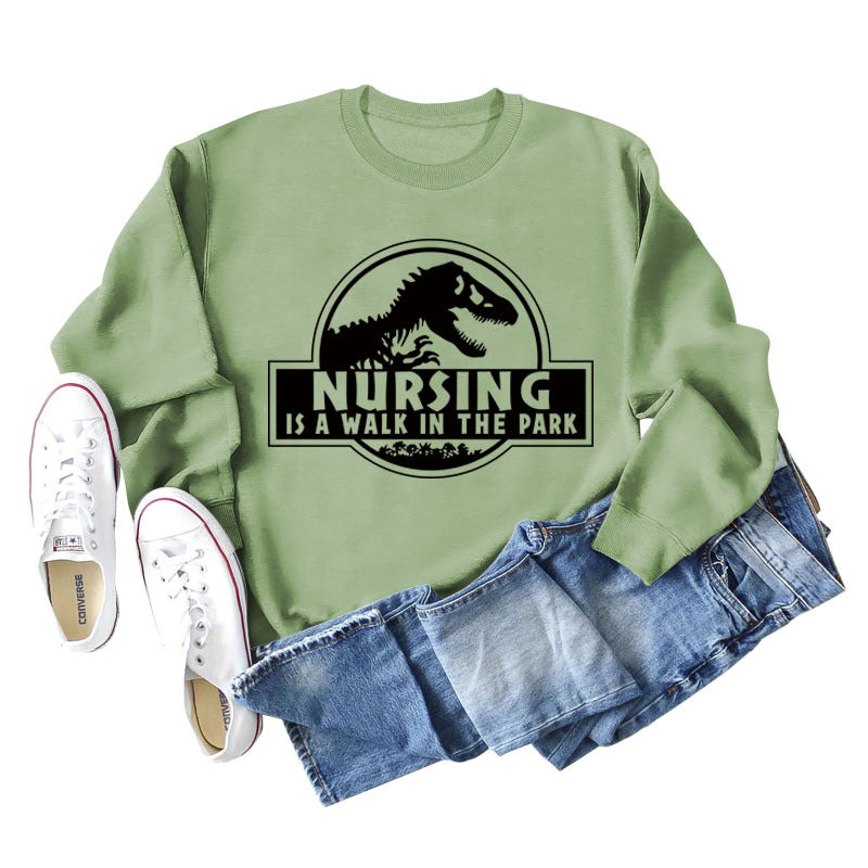 Nursing Is A Walk In The Park Langarm-Sweatshirt mit Rundhalsausschnitt, Dinosaurier-Print