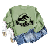 Nursing Is A Walk In The Park Langarm-Sweatshirt mit Rundhalsausschnitt, Dinosaurier-Print