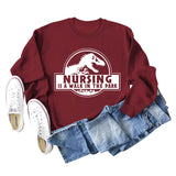 Nursing Is A Walk In The Park Langarm-Sweatshirt mit Rundhalsausschnitt, Dinosaurier-Print