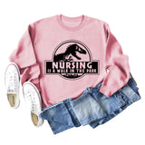 Nursing Is A Walk In The Park Langarm-Sweatshirt mit Rundhalsausschnitt, Dinosaurier-Print