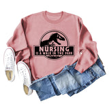 Nursing Is A Walk In The Park Langarm-Sweatshirt mit Rundhalsausschnitt, Dinosaurier-Print