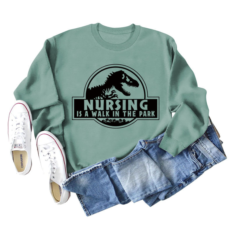 Nursing Is A Walk In The Park Langarm-Sweatshirt mit Rundhalsausschnitt, Dinosaurier-Print