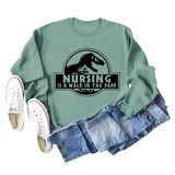 Nursing Is A Walk In The Park Langarm-Sweatshirt mit Rundhalsausschnitt, Dinosaurier-Print