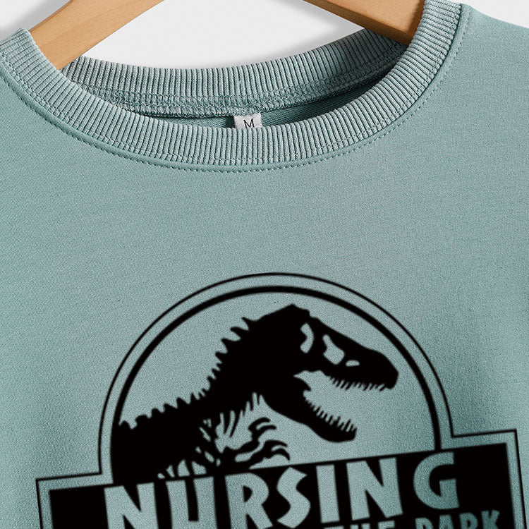 Nursing Is A Walk In The Park Langarm-Sweatshirt mit Rundhalsausschnitt, Dinosaurier-Print