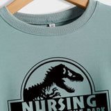 Nursing Is A Walk In The Park Langarm-Sweatshirt mit Rundhalsausschnitt, Dinosaurier-Print