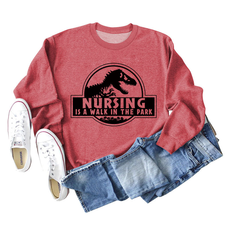 Nursing Is A Walk In The Park Langarm-Sweatshirt mit Rundhalsausschnitt, Dinosaurier-Print