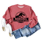 Nursing Is A Walk In The Park Langarm-Sweatshirt mit Rundhalsausschnitt, Dinosaurier-Print