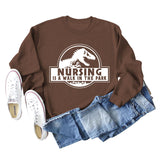 Nursing Is A Walk In The Park Langarm-Sweatshirt mit Rundhalsausschnitt, Dinosaurier-Print