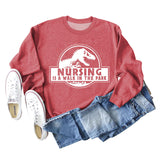 Nursing Is A Walk In The Park Langarm-Sweatshirt mit Rundhalsausschnitt, Dinosaurier-Print