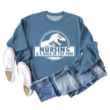 Nursing Is A Walk In The Park Langarm-Sweatshirt mit Rundhalsausschnitt, Dinosaurier-Print