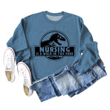 Nursing Is A Walk In The Park Langarm-Sweatshirt mit Rundhalsausschnitt, Dinosaurier-Print