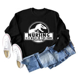 Nursing Is A Walk In The Park Langarm-Sweatshirt mit Rundhalsausschnitt, Dinosaurier-Print