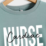 Infirmière cardiaque lettrage col rond ample sous le sweat-shirt à manches longues