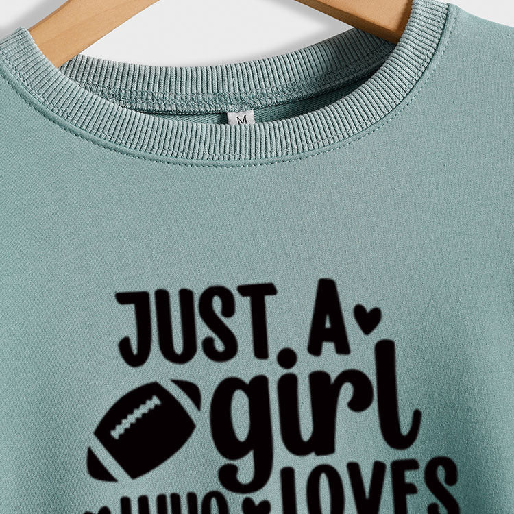 JUSTE UNE FILLE QUI AIME UN SWEAT-SHIRT AMPLE À COL ROND, À MANCHES LONGUES