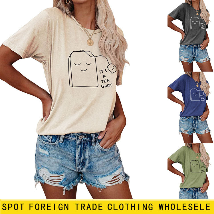 Il s'agit d'une chemise fauve, impression de motifs simples, chemise ample décontractée à manches courtes pour femmes