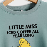 LITTLE MISS ICED COFFEE Herbstlicher Pullover mit grenzüberschreitendem Aufdruck und rundem Kragen